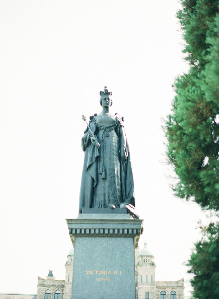 Как переводится opposite the palace there is a beautiful statue of queen victoria