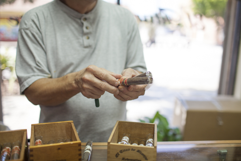 Man Sorting Cigars in Miami - Entouriste