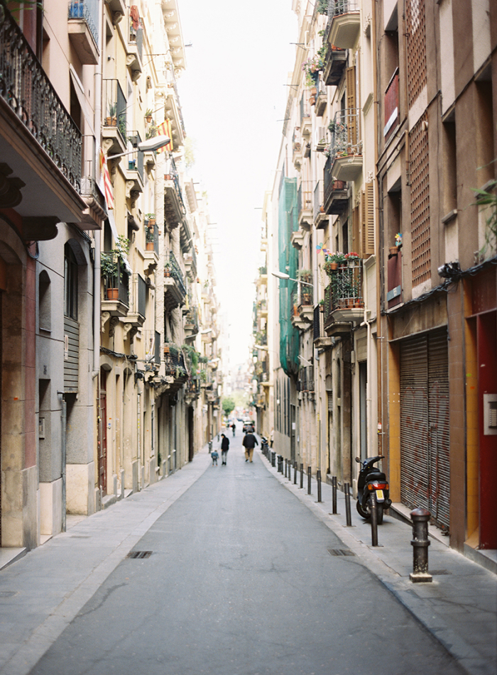 Narrow Street in Barcelona Spain - Entouriste