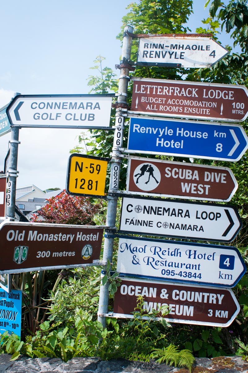 Road Signs in Connemara Ireland - Entouriste