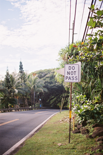 Do Not Pass Sign on the North Shore of Hawaii - Entouriste
