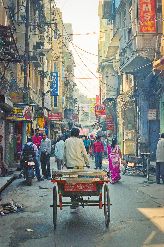 Man Pulling Cart in the Streets of Amritsar India - Entouriste